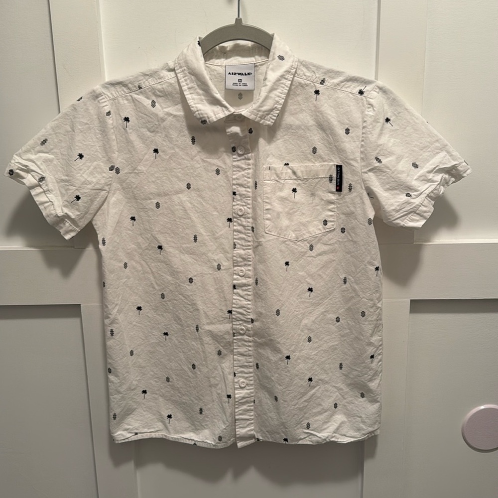 Boys Airwalk white and black short sleeve button down size Medium
